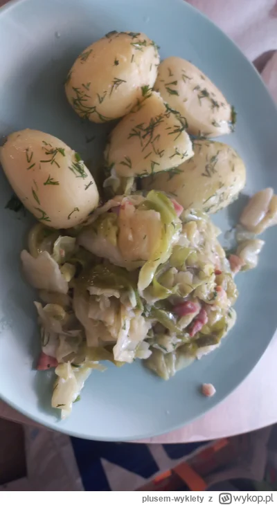 plusem-wyklety - #gotujzwykopem 
Młoda kapusta zasmażana z boczkiem z ziemniaczkami.