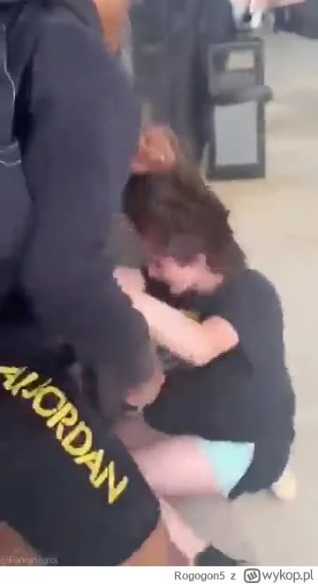 Rogogon5 - #rozowepaski #logikarozowychpaskow #heheszki Gówniara wyskakuje z łapami d...