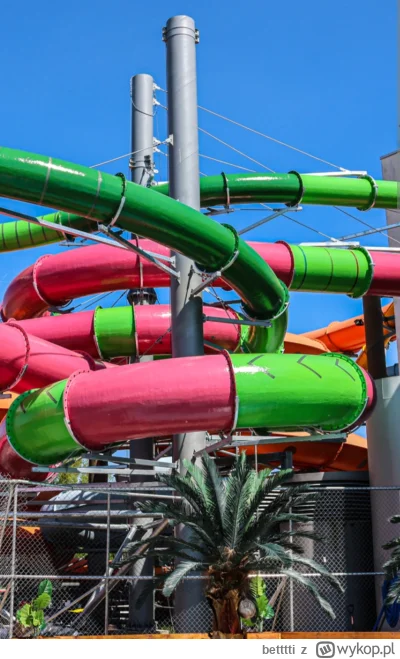 betttti - Kiki myśli, że wieczorem aquapark oszczędza w zjeżdżalni na prądzie.

A to ...