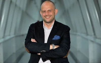 P.....n - komentator, którego "żarty" i anegdotki mogą bawić jedynie 50-letnich janus...