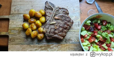 sijulejter - Stek T-bone z sezonowanej wołowiny. 
Ziemniaki zapiekane  na maśle z roz...