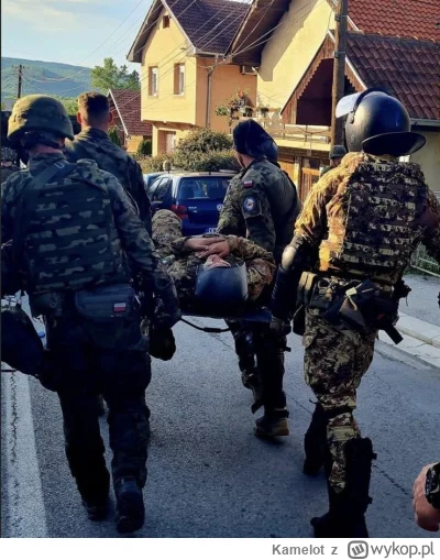 Kamelot - Polscy żołnierze ewakuują rannego żołnierze KFORu
#kosowo #wojna #serbia