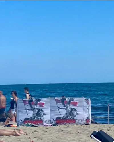 JanPawelDrugiLechWalesaPierwszy - Husarz wyklęty na plaży w parawan zaklęty. 
#hehesz...