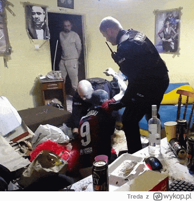 Treda - Lewandowski wyprowadzony przez policję ze stadionu w Kownie.
#mecz #danielma...