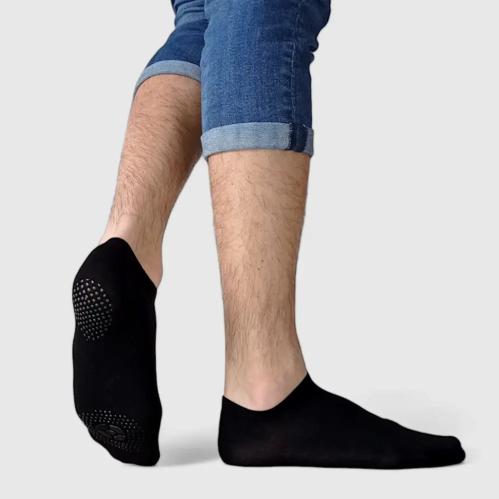 DzikiJelonek - #przegryw facet w skarpetach stópkach wygląda jak p---a