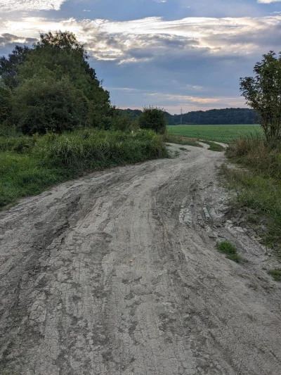 metaxy - W nocy głównie takie drogi lub nieutwardzone wały. Dużo tłuczenia się.