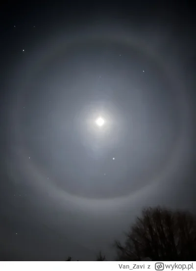 Van_Zavi - Taki obłok się zrobił wokół „księżyca”, na zdjęciu wygląda jakby to była s...