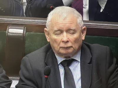 okradzione - #sejm Jarek służy, tak samo jak w dzień kiedy wybił stan wojenny #polity...