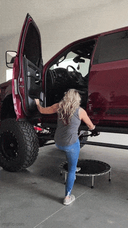 wfyokyga - Czyli tak baby wsiadają do tych wielkich SUV, co ledwo wystaje im glowa za...