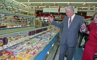 rojberwlaczkach - @Kumpel19: Jelcyn na zakupach w amerykańskim sklepie, 1990.
