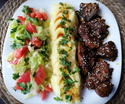 arinkao - Pieczona wieprzowina po koreańsku, ziemniaki oraz sałatka warzywna (｡◕‿‿◕｡)...