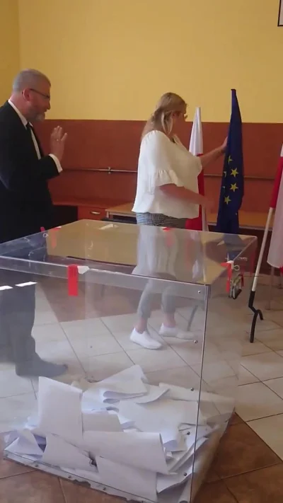 zonobijca - W lokalu wyborczym flaga UE była umieszczona w centralnym miejscu zamiast...