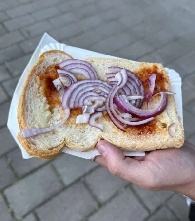 Piotrek7231 - #mecz #stadionowejedzenie 
Chleb z cebulą i papryką 400 forintów MTK Bu...