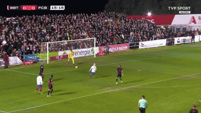 lepaq - Wczorajsza laga Szczęsnego do Lewego dla potomnych.

#mecz #meczgif #lewandow...