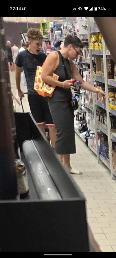 DonBurek - @stary_grat Mnie bardziej interesuje co się o--------a w tle xD+