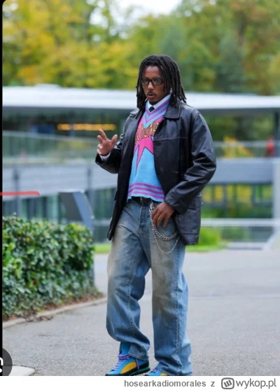 hosearkadiomorales - #mecz chłop widać że ma jakieś problemy, mieszka pewnie pod most...