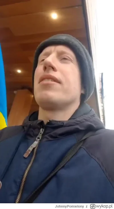 JohnnyPomielony - Rosjanin postanowił przejść się do pracy z Ukraińską flagą w centru...