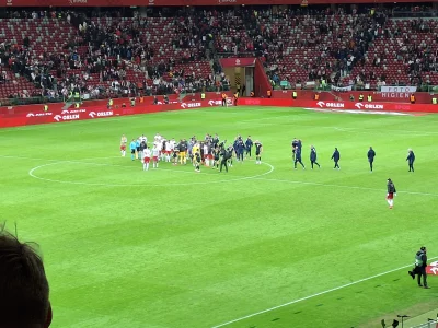 b.....s - @picasssss1 
Ja miałem bilet za darmo ale fakt płacić 200zl za mecz i w----...