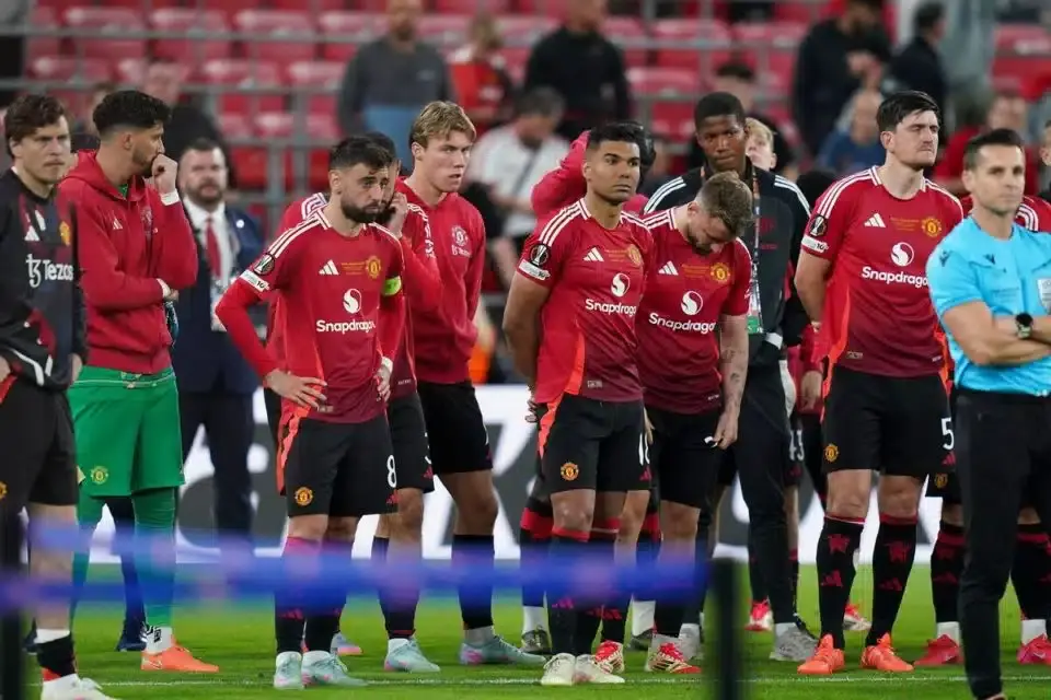 tomwick55 - Manchester United ściągnął tego lata piłkarzy za 230 milionów euro i odpa...