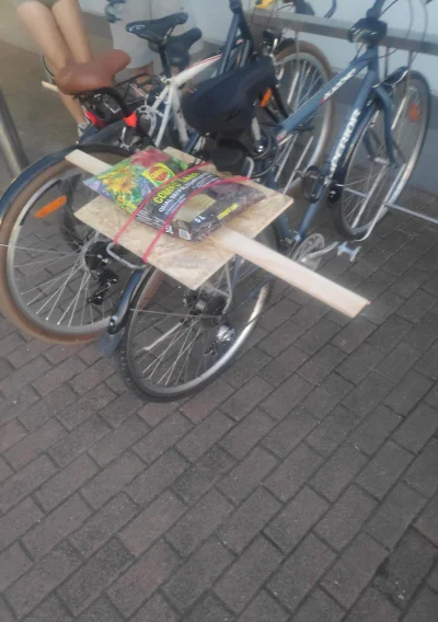 KingaM - #kuriercodzienny rowerem też można zaparkować tak że zasługuje się na karną ...