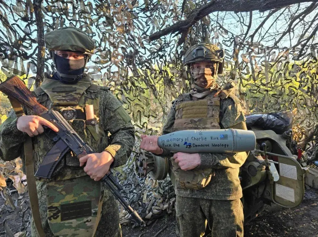 nevermoon - Na zdjęciu orki oddają cześć Charliemu Kirkowi zrzucając na Ukrainę pocis...