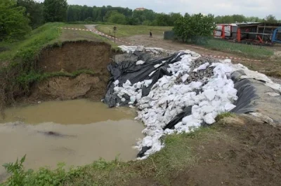 Olek3366 - #powodz tak wygląda wał od środka na byle jakiej rzece w Polsce...ziemia t...