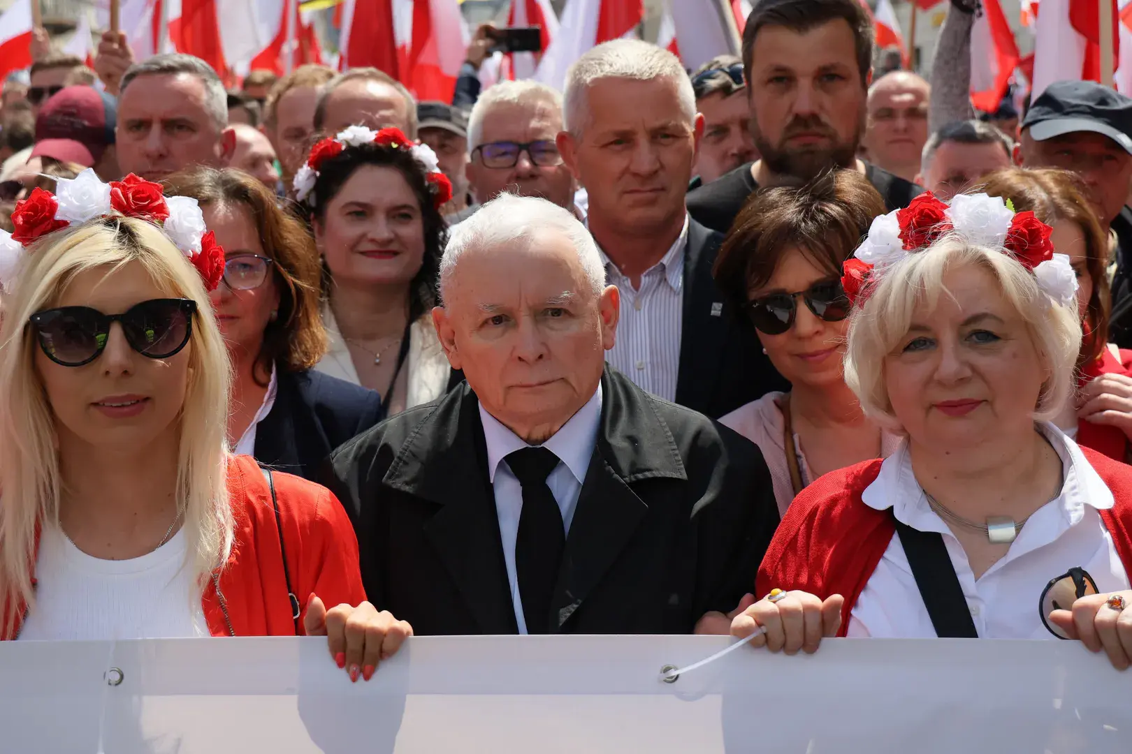 Sin- - Czyżby jakieś grubsze afery na Nawrockiego miały jeszcze wyjść w tym tygodniu,...