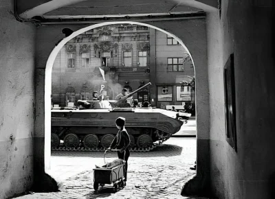 Kumpel19 - Mały chłopiec patrzy, jak sowieckie wojska przybyły do jego kraju, by stłu...