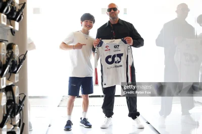 RitmoXL - #f1 Skumajcie to, Jason Statham trzymające koszulkę z logo Orlenu obok Japo...