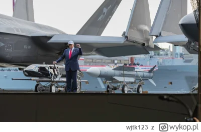wjtk123 - Trump na lotniskowcu US Navy, w towarzystwie F-35C, pocisku powietrze-powie...