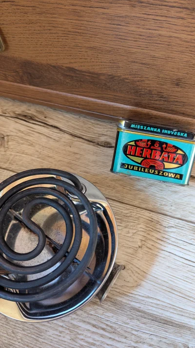 goly2024 - Dziś sobie zrobię herbatę jubileuszową na mojej selfie z 73 roku. W końcu ...