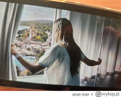 gaga-jaga - #From #stamtad 
Kim jest kobieta w odbiciu? Ma blond wlosy i ewidentnie n...