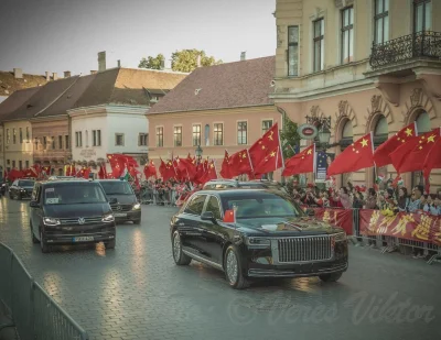 lewoprawo - Xi Jinping, sekretarz generalny Komunistycznej Partii Chin przejeżdża prz...