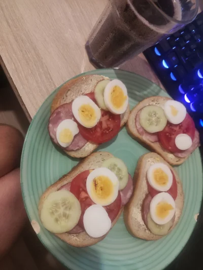 teoretyk_peklunku - Huop se śniadanie je i zapija kolkom orginał zero z biedy. Milej ...