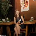 LeKingOfNineX - Wchodzisz do restauracji i widzisz tę dziewczynę siedzącą samotnie pr...