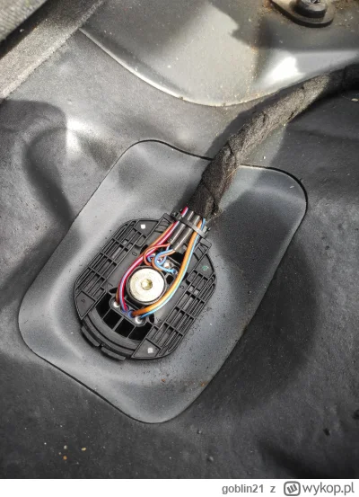 goblin21 - #opel #corsa c 2001 benzyna 1.0
Wymieniam pompę paliwa i odgiąłem matę któ...