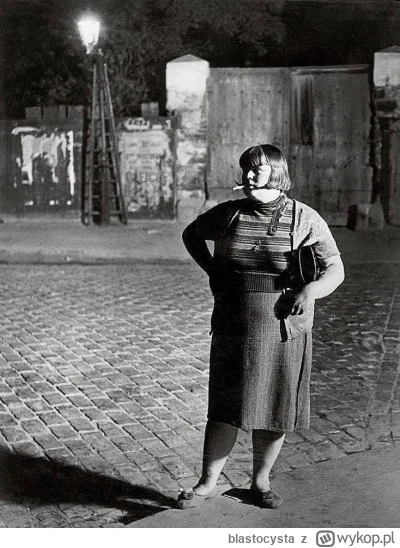 blastocysta - Prostytutka czekająca na klientów. Włochy, 1932.

#fotografia #historia...