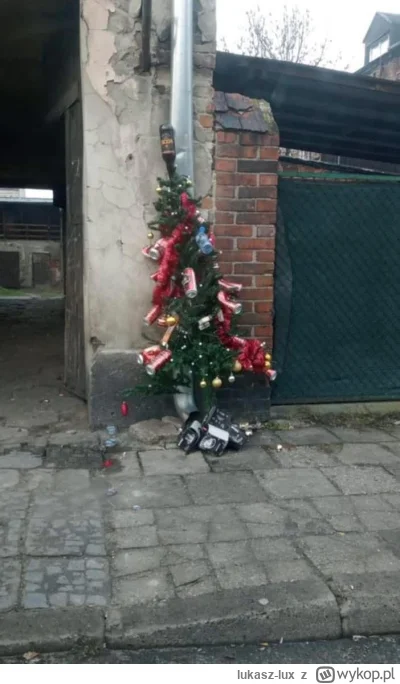 lukasz-lux - Kalisz, podgórze
choinka idealnie pasuje do klimatu tam

#kalisz #swieta