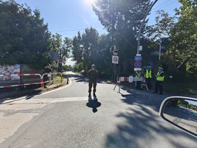 Alex_Mor - Tak wojsko i policja blokują dojazd do żłobka, domów. Wszystko z powodu po...
