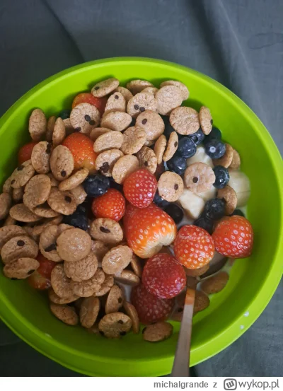michalgrande - #przegryw tyle owoców n-------m że ledwo mi się płatki i mleko zmieści...