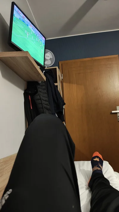 troglodyta_erudyta - Chłop ogląda mecz na fajrancie w hotelu.