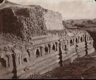 Loskamilos1 - Ruiny uniwersytetu w indyjskim Nalanda, samo zdjęcie pochodzi z 1872 ro...