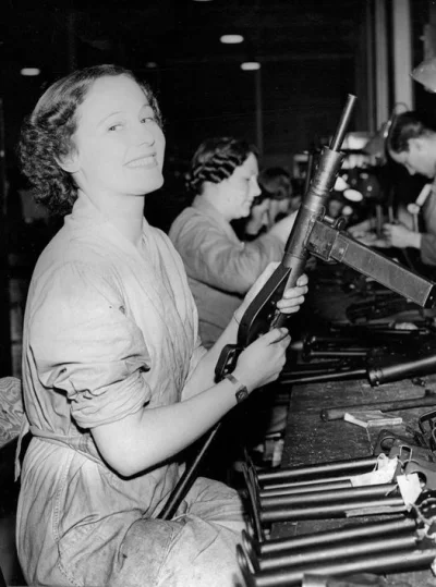 brusilow12 - Kobiety pracujące w brytyjskiej fabryce pistoletów maszynowych Sten, 194...