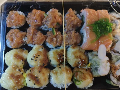 mkorsov - Sushi z bigosem, kluskami śląskimi z bułką tartą i tradycyjne z łososiem 

...