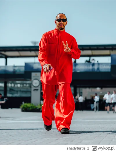 shadyturtle - #f1 co ten Lewis ubrał się, jakby od jutra miał być kierowcą Ferrarri?