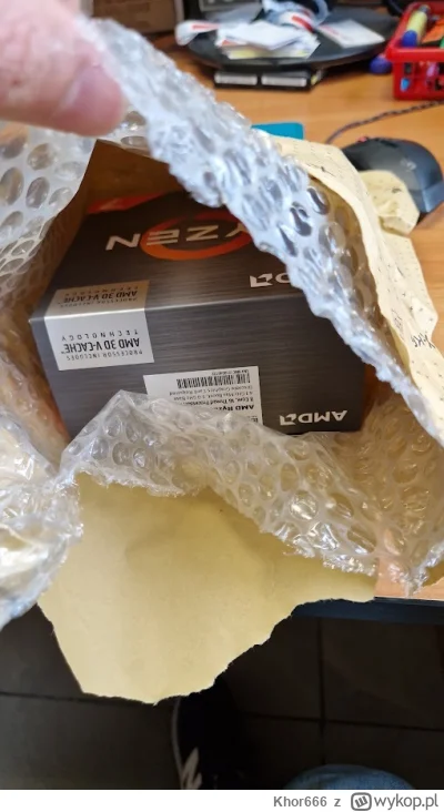 Khor666 - Patrzcie jak XKOM wysyła procesor xD W kopercie bąbelkowej. 
#komputery #wt...