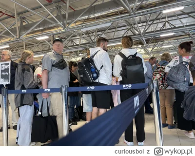 curiousboi - Dalej nie czaję dlaczego ci ludzie stoją w kolejce do bramki, przecież m...