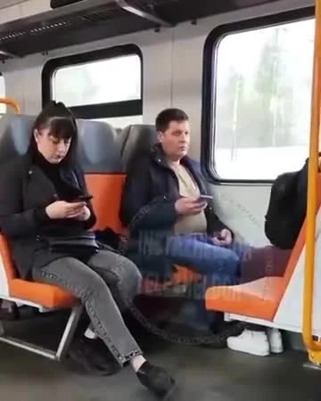 Monochrome_Man - W podmoskiewskim pociągu kobieta wdaje się w bójkę na nogi z przypad...