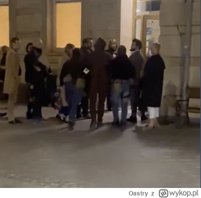 Oastry - @lapuszkadopuszki: idzie pod pachę z dwoma osobami z odblaskami więc pewnie ...