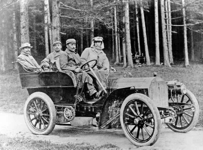 biskup2k - @jasiustasiu: Co lepsze  w dawnych samochodach w których kierowca siedział...